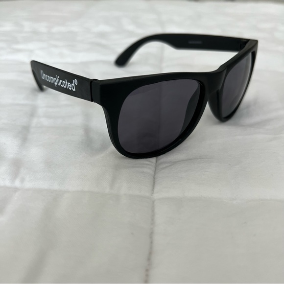 New Tiége Hanley Uncomplicated Sunglasses - Picture 4 of 16